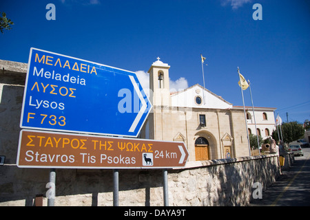 Verkehrszeichen in Griechisch und Englisch außerhalb von Paphos, Zypern Stockfoto