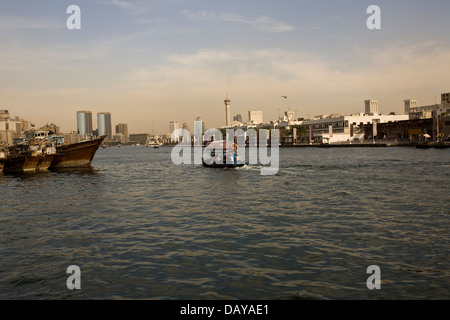 Eine farbenfrohe und kontrastreiche Mischung aus alt und neu, sowohl auf dem Wasser und an Land, sehen am Dubai Creek, Dubai, U.A.E Stockfoto