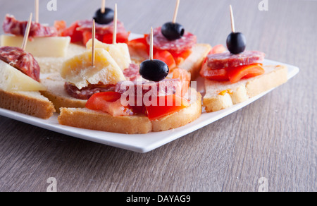 Brötchen mit Wurst, Käse, Oliven und Tomaten Stockfoto