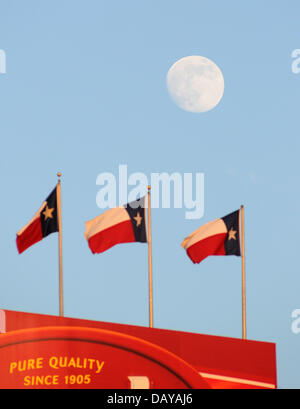 Arlington, Texas, USA. 20. Juli 2013. 20.07.2013 Arlington, TX. USA. Der Mond aufgeht als Baltimore Orioles und die Texas Rangers spielte eine Major League Baseball Spiel bei Rangers Ballpark in Arlingotn, Texas, USA. Bildnachweis: Ralph Lauer/ZUMAPRESS.com/Alamy Live-Nachrichten Stockfoto