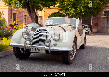 1965 Morgan 4/4 RAVASIO Aldo und getrieben TEDESCHI Eva vor dem Start des Rennens 'Memorial Bordino', Casale Monferrato, Italien Stockfoto