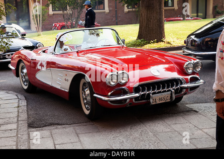 1958 Chevrolet Corvette angetrieben LACCHIO Roberto SERGIO Borghesio vor dem Start des Rennens "Memorial Bordino" Stockfoto