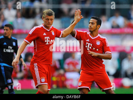 Neue Bayern-Spieler Thiago Alcantara (rechts) feiert mit Toni Kroos (FC Bayern Muenchen) während ein pre-Season-Spiel des FC Bayern München vs. Hamburger SV in der 'TelekomCup'-Turnier am 20.7.2013 Stockfoto