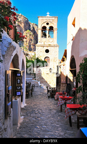 Entlang der Hauptstraße von Monemvasia, mit der Kirche Christi in Ketten (Christos Elkomenos) am Ende, am Hauptplatz, Peloponnes, Griechenland Stockfoto