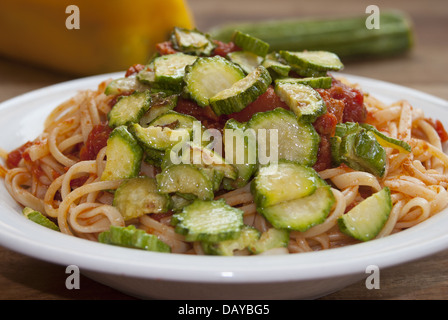 Italienische Küche: Pasta mit Tomatensaft, Thunfisch und gebratenen Zucchini Stockfoto