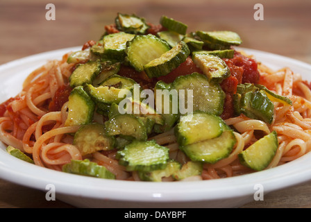 Italienische Küche: Pasta mit Tomatensaft und Thunfisch Stockfoto