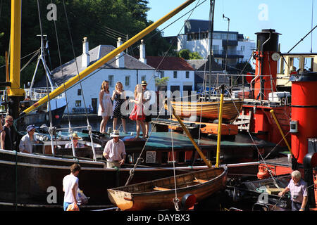 Crinan Canal, UK. 20. Juli 2013. Genießen Sie den herrlichen Sonnenschein an Bord der Clyde Puffer 'VIC 32' bei der Crinan Credit: PictureScotland/Alamy Live News Stockfoto