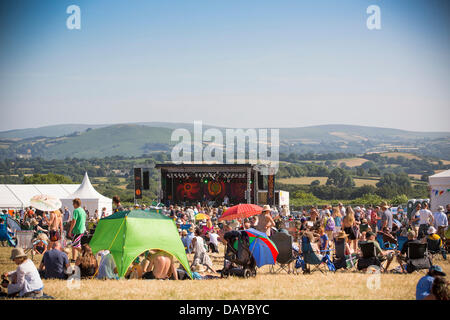 Oakhampton, UK. 20. Juli 2013. Die Menschen sehen die Hauptbühne am Chagstock, einem kleinen Musikfestival in der Nähe von Okehampton, Devon. Die ausverkaufte Veranstaltung sah Festivalbesucher genießen die warme, sonnige Wetter, das vor kurzem sonnte sich das Vereinigte Königreich hat. Das Met Office hat die Hitzewelle Warnstufe herabgestuft, aber Temperaturen werden voraussichtlich in der nächsten Woche wieder steigen. 20. Juli 2013 Kredit: Adam Gasson/Alamy Live-Nachrichten Stockfoto