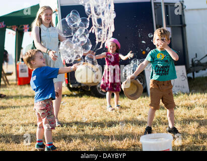 Oakhampton, UK. 20. Juli 2013. Kinder jagen Bläschen am Chagstock, einem kleinen Musikfestival in der Nähe von Okehampton, Devon. Die ausverkaufte Veranstaltung sah Festivalbesucher genießen die warme, sonnige Wetter, das vor kurzem sonnte sich das Vereinigte Königreich hat. Das Met Office hat die Hitzewelle Warnstufe herabgestuft, aber Temperaturen werden voraussichtlich in der nächsten Woche wieder steigen. 20. Juli 2013 Kredit: Adam Gasson/Alamy Live-Nachrichten Stockfoto