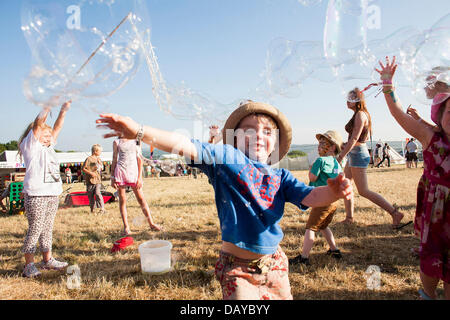 Oakhampton, UK. 20. Juli 2013. Kinder jagen Bläschen am Chagstock, einem kleinen Musikfestival in der Nähe von Okehampton, Devon. Die ausverkaufte Veranstaltung sah Festivalbesucher genießen die warme, sonnige Wetter, das vor kurzem sonnte sich das Vereinigte Königreich hat. Das Met Office hat die Hitzewelle Warnstufe herabgestuft, aber Temperaturen werden voraussichtlich in der nächsten Woche wieder steigen. 20. Juli 2013 Kredit: Adam Gasson/Alamy Live-Nachrichten Stockfoto