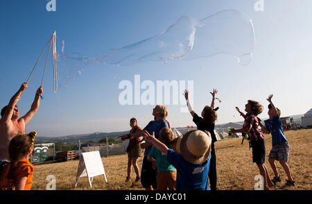 Oakhampton, UK. 20. Juli 2013. Kinder jagen Bläschen am Chagstock, einem kleinen Musikfestival in der Nähe von Okehampton, Devon. Die ausverkaufte Veranstaltung sah Festivalbesucher genießen die warme, sonnige Wetter, das vor kurzem sonnte sich das Vereinigte Königreich hat. Das Met Office hat die Hitzewelle Warnstufe herabgestuft, aber Temperaturen werden voraussichtlich in der nächsten Woche wieder steigen. 20. Juli 2013 Kredit: Adam Gasson/Alamy Live-Nachrichten Stockfoto