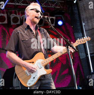 Oakhampton, UK. 20. Juli 2013. Billy Bragg führt bei Chagstock, einem kleinen Musikfestival in der Nähe von Okehampton, Devon. Die ausverkaufte Veranstaltung sah Festivalbesucher genießen die warme, sonnige Wetter, das vor kurzem sonnte sich das Vereinigte Königreich hat. Das Met Office hat die Hitzewelle Warnstufe herabgestuft, aber Temperaturen werden voraussichtlich in der nächsten Woche wieder steigen. 20. Juli 2013 Kredit: Adam Gasson/Alamy Live-Nachrichten Stockfoto