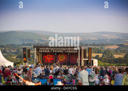 Oakhampton, UK. 20. Juli 2013. Billy Bragg führt bei Chagstock, einem kleinen Musikfestival in der Nähe von Okehampton, Devon. Die ausverkaufte Veranstaltung sah Festivalbesucher genießen die warme, sonnige Wetter, das vor kurzem sonnte sich das Vereinigte Königreich hat. Das Met Office hat die Hitzewelle Warnstufe herabgestuft, aber Temperaturen werden voraussichtlich in der nächsten Woche wieder steigen. 20. Juli 2013 Kredit: Adam Gasson/Alamy Live-Nachrichten Stockfoto