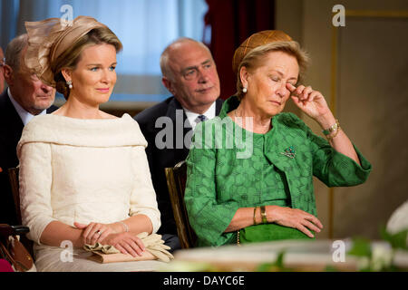 Brüssel, Belgien. 21. Juli 2013. Königin Paola von Belgien (R) und Prinzessin Mathilde von Belgien (L) reagieren während der Zeremonie der Abdankung von König Albert II von Belgien (nicht abgebildet) im königlichen Palast in Brüssel, 21. Juli 2013 statt. König Albert II von Belgien in einem offiziellen Akt am 21. Juli unterzeichnet seine Abdankung zu den belgischen Thron überlassen sein ältesten Sohn, Philippe, König der Belgium.Credit wird: Patrick van Katwijk/Dpa/Alamy Live News Stockfoto