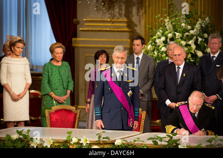 Brüssel, Belgien. 21. Juli 2013. Prinzessin Mathilde von Belgien, Prinz Philippe, König Albert II und Königin Paola besuchen die Abdankung Zeremonie im königlichen Palast in Brüssel, 21. Juli 2013. Prinz Philippe gelingt es seinem Vater. Bildnachweis: Patrick van Katwijk/Dpa/Alamy Live News Stockfoto