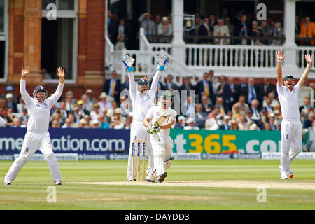 London, UK. 21. Juli 2013. Ian Bell, Matt Prior und James Anderson Appell für das Wicket von Phillip Hughes tagsüber vier der Investec Asche 2. Testspiel auf Lords Cricket Ground am 21. Juli 2013 in London, England. Bildnachweis: Mitchell Gunn/ESPA/Alamy Live-Nachrichten Stockfoto