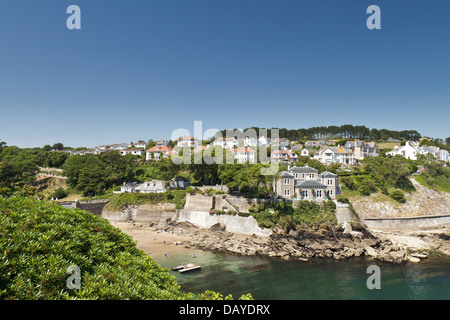 Schuss nach unten in Richtung Readymoney Beach in Fowey Stockfoto