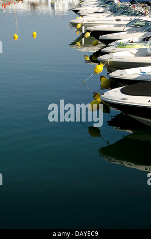 Reihe von Yachten in der Marina von Puerto Banus in Marbella. Costa Del Sol, Spanien. Stockfoto