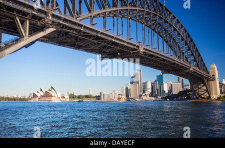 Ansicht der Stadt Sydney CBD und die Sydney Harbour Bridge vom Nordufer, Australien Stockfoto