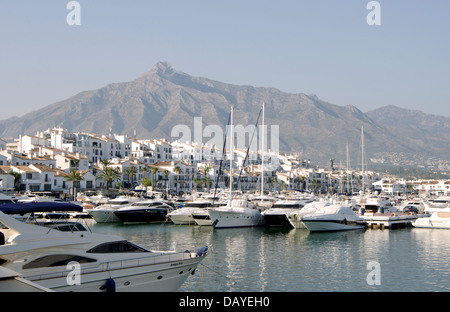 Luxus-Yachten in der Marina von Puerto Banus in Marbella mit La Concha Berg im Hintergrund. Costa Del Sol, Spanien Stockfoto