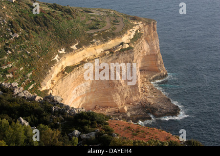 Klippen in Malta zeigen Schichten aus verschiedenen Arten von Gestein und Erosion mit unterschiedlichen Raten Stockfoto