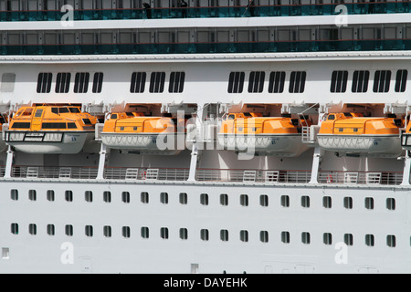 Rettungsboote an Bord des Kreuzfahrtschiffs Costa Favolosa. Sicherheit auf See. Stockfoto