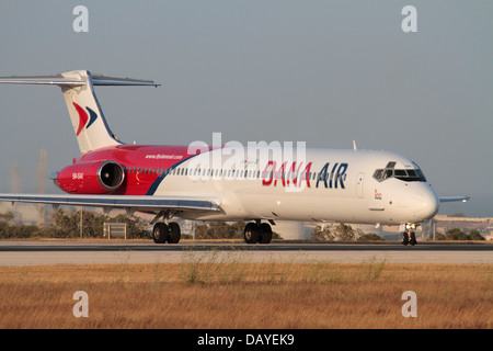 McDonnell Douglas MD-83 betrieben von Dana Air Nigeria Eingabe der Start-und Landebahn für den Start von Malta Stockfoto