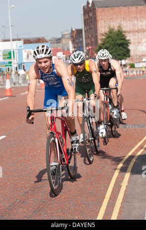 Männer Elite Sprint Distanz Triathlon obersten Athleten super passen und schnelle Ausarbeitung auf dem Fahrrad Zyklus Bein schnell Radfahren Stockfoto