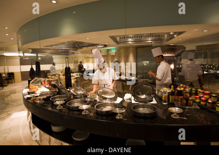 Jun Sui asiatischen Restaurant verfügt über eine schillernde Lehrküche an der opulenten Burj al Arab Hotel in Dubai, V.A.E Stockfoto