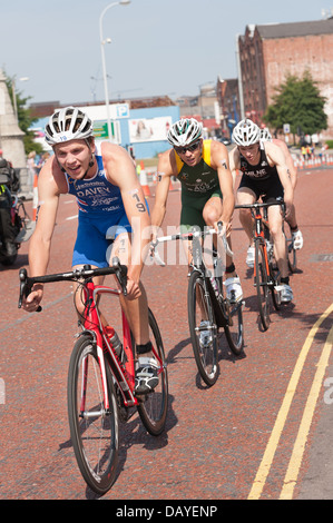 Männer Elite Sprint Distanz Triathlon obersten Athleten super passen und schnelle Ausarbeitung auf dem Fahrrad Zyklus Bein schnell Radfahren Stockfoto