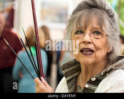 Christiane Kubrick - Witwe des verstorbenen Regisseurs Stanley Kubrick - Malerei in der Öffentlichkeit an Waterperry Kunst in Aktion 2013 6 Stockfoto