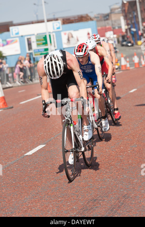 Männer Elite Sprint Distanz Triathlon obersten Athleten super passen und schnelle Ausarbeitung auf dem Fahrrad Zyklus Bein schnell Radfahren Stockfoto