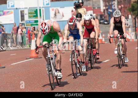 Männer Elite Sprint Distanz Triathlon obersten Athleten super passen und schnelle Ausarbeitung auf dem Fahrrad Zyklus Bein schnell Radfahren Stockfoto