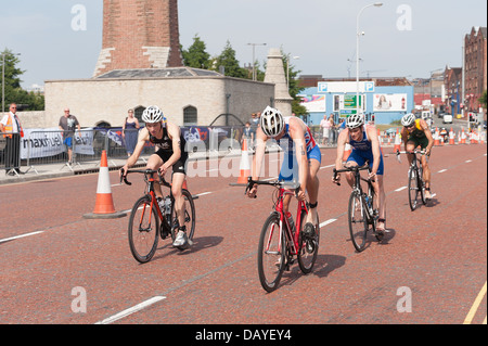 Männer Elite Sprint Distanz Triathlon obersten Athleten super passen und schnelle Ausarbeitung auf dem Fahrrad Zyklus Bein schnell Radfahren Stockfoto