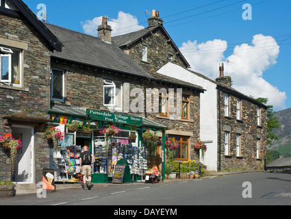 Mann zu Fuß in das Dorf Store & Postamt, Patterdale, Nationalpark Lake District, Cumbria, England UK Stockfoto