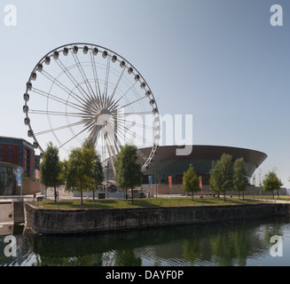 die Wheel of Liverpool Kai Aussicht vom Riesenrad Salthouse Docks Arena am frühen Morgen vor Touristen Stockfoto