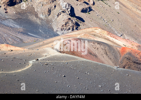 Blick auf einen bunten kleinen Krater im Inneren der großen Haleakala Krater auf Maui, Hawaii. Stockfoto