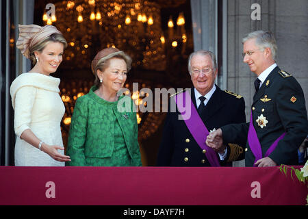 Brüssel, Belgien. 21. Juli 2013. Neuer König Philippe und Königin Mathilde und König Albert und Königin Paola grüßen vom Balkon des königlichen Palastes in Brüssel, 21. Juli 2013, dem Nationalfeiertag. Foto: Dpa/Patrick van Katwijk/Alamy Live News Stockfoto