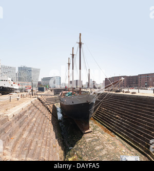 Das De Wadden Handel Segelschiff Boot in Canning trockenen Dock gegen moderne neu-Skyline ältere traditionelle Vergangenheit kontrastiert Stockfoto