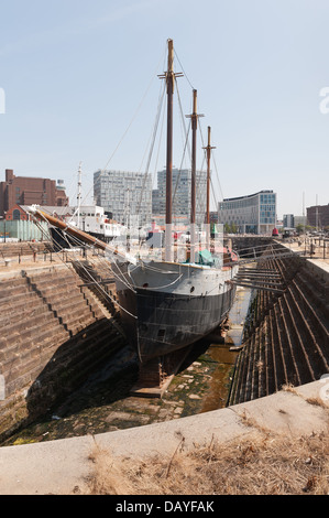 Das De Wadden Handel Segelschiff Boot in Canning trockenen Dock gegen moderne neu-Skyline ältere traditionelle Vergangenheit kontrastiert Stockfoto