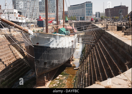 Das De Wadden Handel Segelschiff Boot in Canning trockenen Dock gegen moderne neu-Skyline ältere traditionelle Vergangenheit kontrastiert Stockfoto