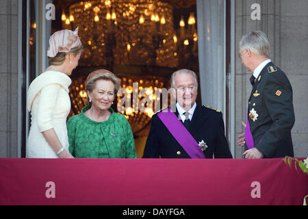 Brüssel, Belgien. 21. Juli 2013. Neuer König Philippe und Königin Mathilde und König Albert und Königin Paola grüßen vom Balkon des königlichen Palastes in Brüssel, 21. Juli 2013, dem Nationalfeiertag. Foto: Dpa/Patrick van Katwijk/Alamy Live News Stockfoto