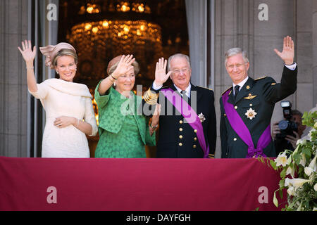 Brüssel, Belgien. 21. Juli 2013. Neuer König Philippe und Königin Mathilde und König Albert und Königin Paola grüßen vom Balkon des königlichen Palastes in Brüssel, 21. Juli 2013, dem Nationalfeiertag. Foto: Dpa/Patrick van Katwijk/Alamy Live News Stockfoto