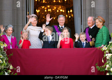 Brüssel, Belgien. 21. Juli 2013. Neuer König Philippe und Königin Mathilde mit ihren Kindern Prinzessin Elisabeth, Prinz Gabriel, Prinz Emmanuel und Prinzessin Eleonore, König Albert und Königin Paola und Königin Fabiola grüßen vom Balkon des Palais Royal in Brüssel, Belgien, 21. Juli 2013, dem Nationalfeiertag. Foto: Dpa/Patrick van Katwijk/Alamy Live News Stockfoto