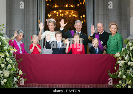 Brüssel, Belgien. 21. Juli 2013. Neuer König Philippe und Königin Mathilde mit ihren Kindern Prinzessin Elisabeth, Prinz Gabriel, Prinz Emmanuel und Prinzessin Eleonore, König Albert und Königin Paola und Königin Fabiola grüßen vom Balkon des Palais Royal in Brüssel, Belgien, 21. Juli 2013, dem Nationalfeiertag. Foto: Dpa/Patrick van Katwijk/Alamy Live News Stockfoto