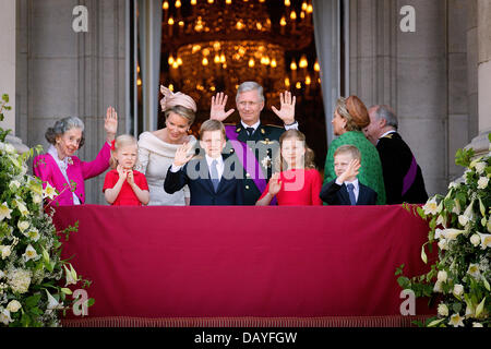 Brüssel, Belgien. 21. Juli 2013. Neuer König Philippe und Königin Mathilde mit ihren Kindern Prinzessin Elisabeth, Prinz Gabriel, Prinz Emmanuel und Prinzessin Eleonore, König Albert und Königin Paola und Königin Fabiola grüßen vom Balkon des Palais Royal in Brüssel, Belgien, 21. Juli 2013, dem Nationalfeiertag. Foto: Dpa/Patrick van Katwijk/Alamy Live News Stockfoto