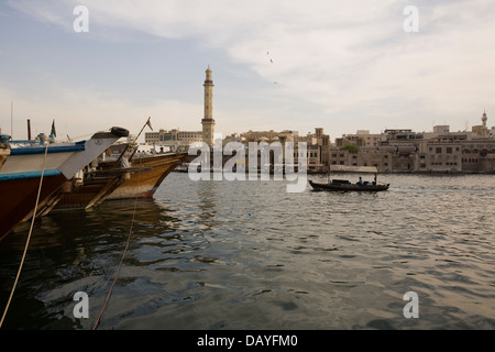 Eine farbenfrohe und kontrastreiche Mischung aus alt und neu, sowohl auf dem Wasser und an Land, sehen am Dubai Creek, Dubai, U.A.E Stockfoto