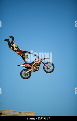 Samara, Russland. 19. Juli 2013. Frantisek Maca (CZE) führt einen Trick während Adrenalin Rush FMX Show Juli 19,2013 in Samara, Russland Credit: Kuzma/Alamy Live News Stockfoto