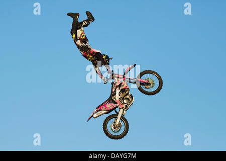 SAMARA, Russland - Juli 19: Frantisek Maca (CZE) führt einen Trick während Adrenalin Rush FMX Show Juli 19,2013 in Samara, Russland Stockfoto