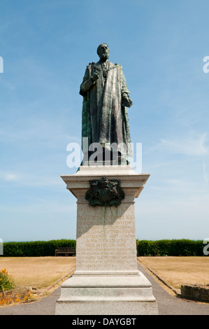 Bronzestatue von Spencer Compton Cavendish, 8. Duke of Devonshire, im Gewand einer Kanzler der Universität Cambridge. Stockfoto